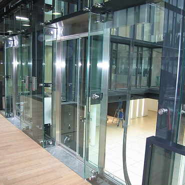 Glasbau im Aufzug - Glaserei SCALA